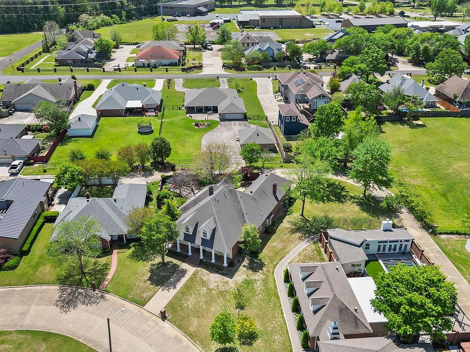 1st image of 11 Dogwood Pl