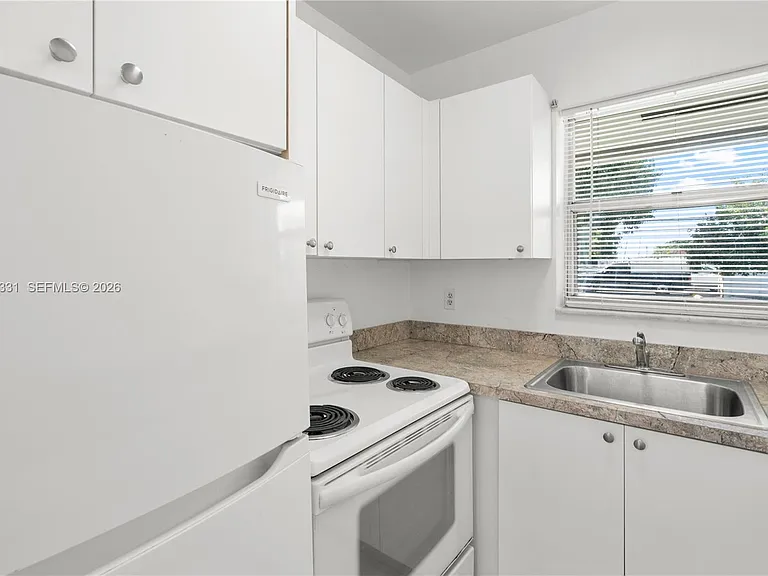 856 SW 10th St #1 — Photo 5