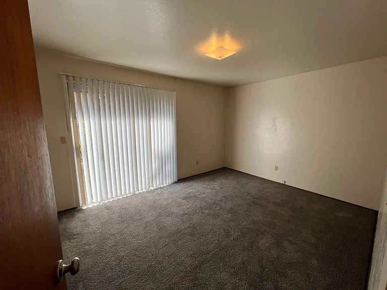 1132 Hobart St — Photo 13