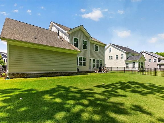4th image of 2908 Bluegrass Ln