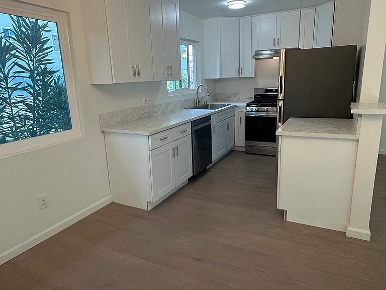 1724 Barry Ave #5 — Photo 1