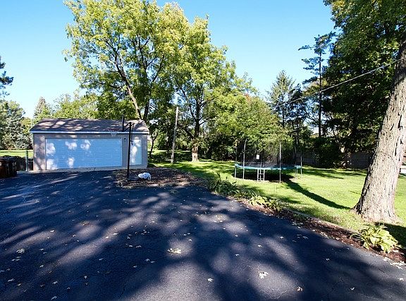 4th image of 133 E 2nd Ave