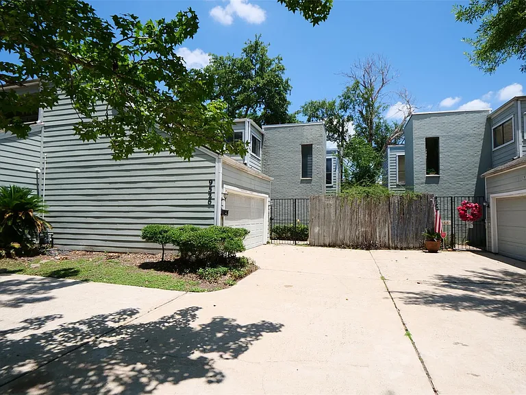 9526 Val Verde St — Photo 1