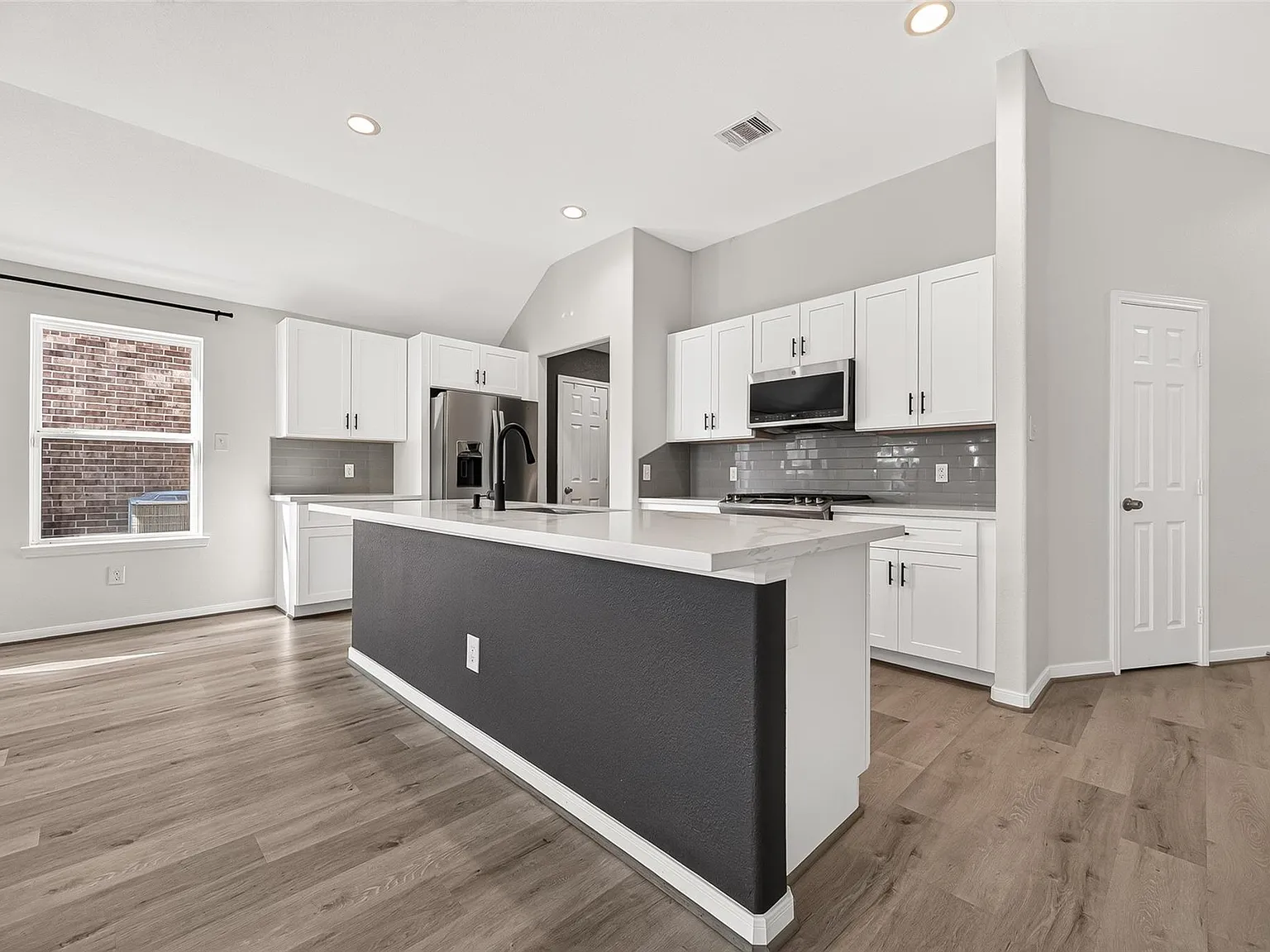 3 bed, 2.0 bath, 1638 sqft, $2,400 — Photo 3