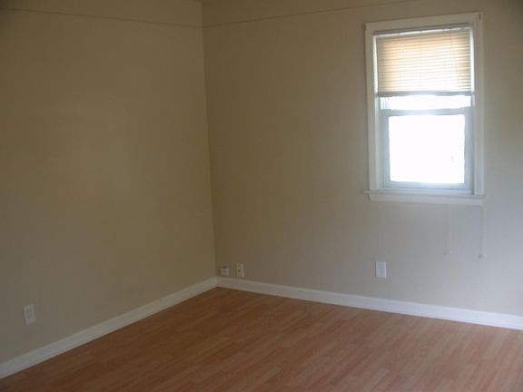 5th image of 1040 Hull Ave