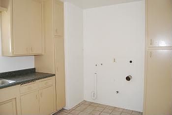 5th image of 913 S Campus Ave