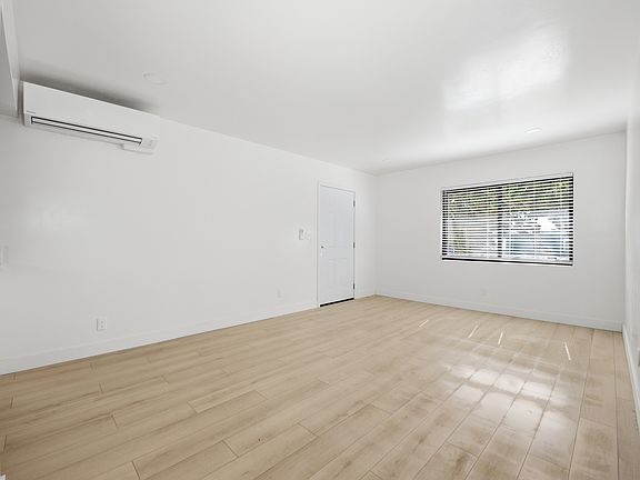 4th image of 4553 North Ave #4549