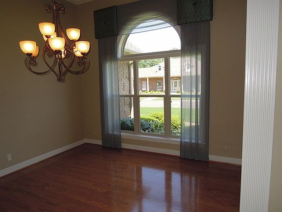 4th image of 117 Silver Oak Ct