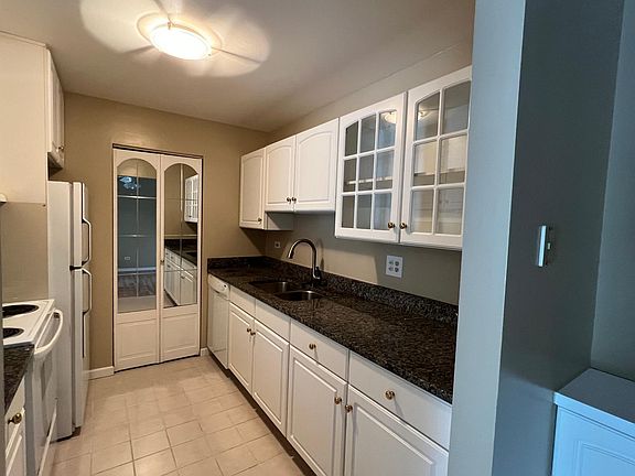 5th image of 880 N Lakeside Dr APT 2B