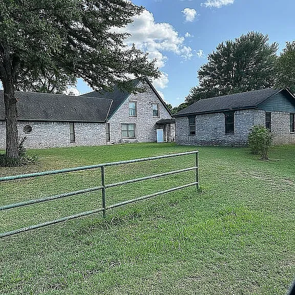 514 Lakeshore Dr — Photo 1