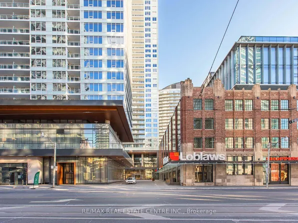19 Bathurst St #812, Toronto, ON M5V 0N2