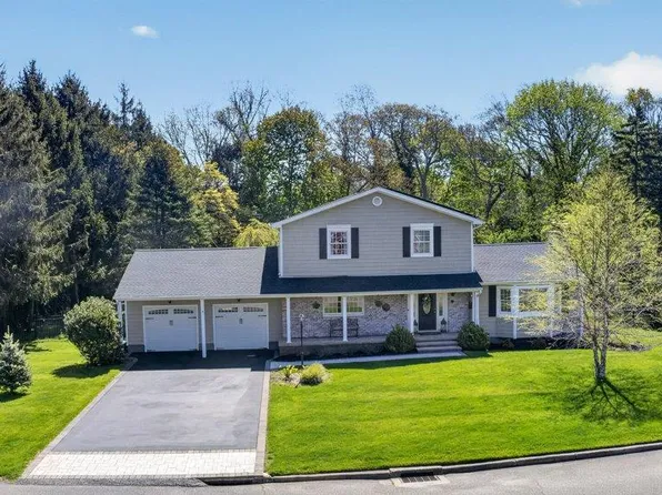 3 Orchard Road S, East Patchogue, NY 11772