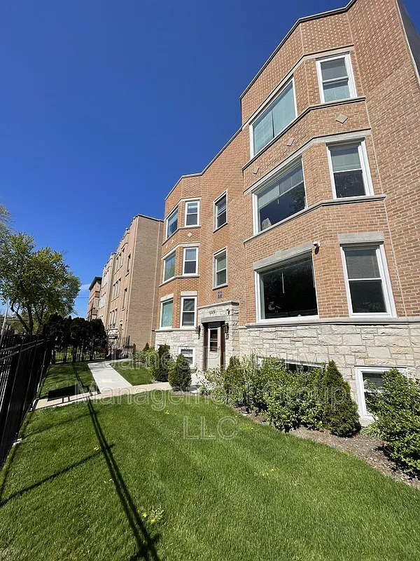 6325 N Richmond St — Photo 1