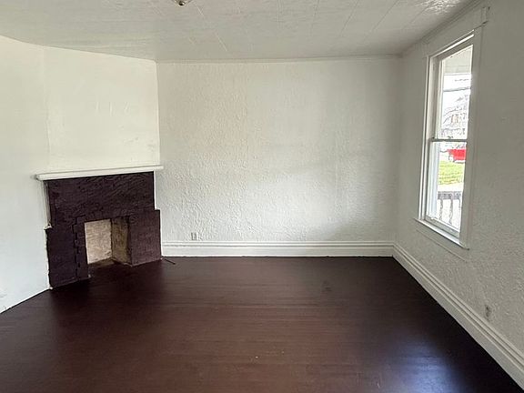 3rd image of 1633 Leishman Ave
