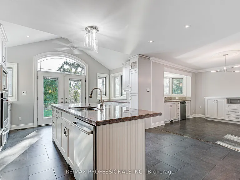 64 Ravensbourne Cres — Photo 9