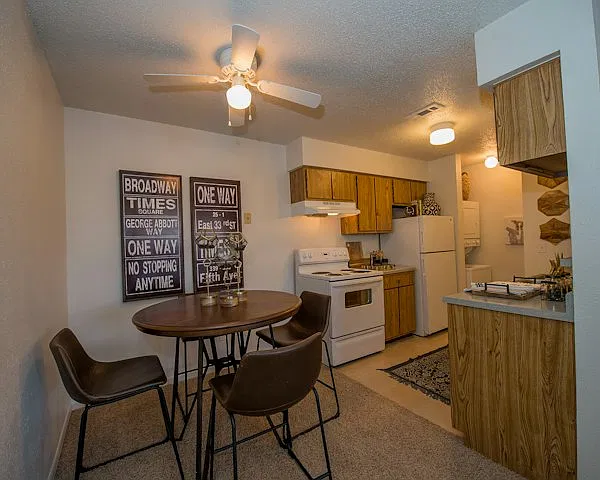 Waters Edge Apartments — Photo 3