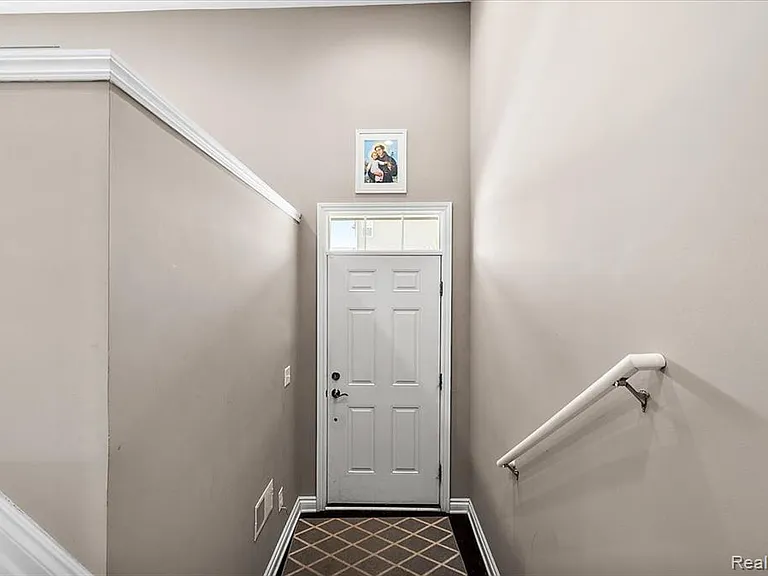 2877 Hartwick Dr — Photo 10
