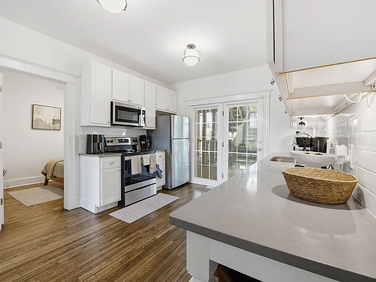 5750 Pershing Ave #2W — Photo 11