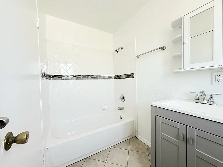 1343 W 36th St #4 — Photo 6