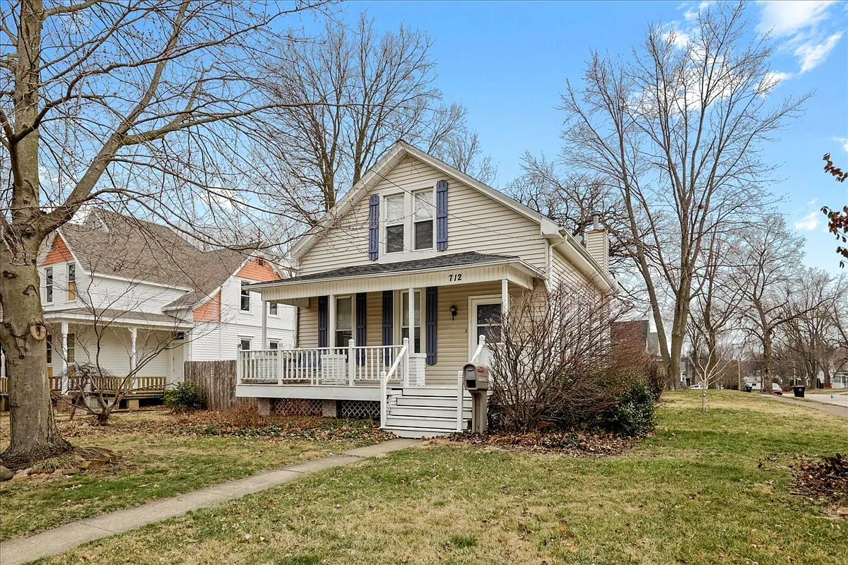 712 Bell St photo 1