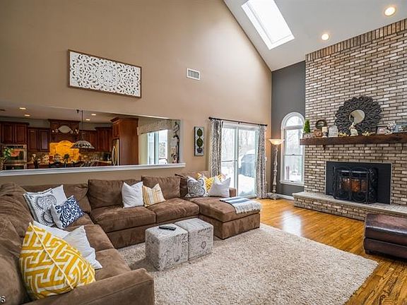 5th image of 10 Continental Dr