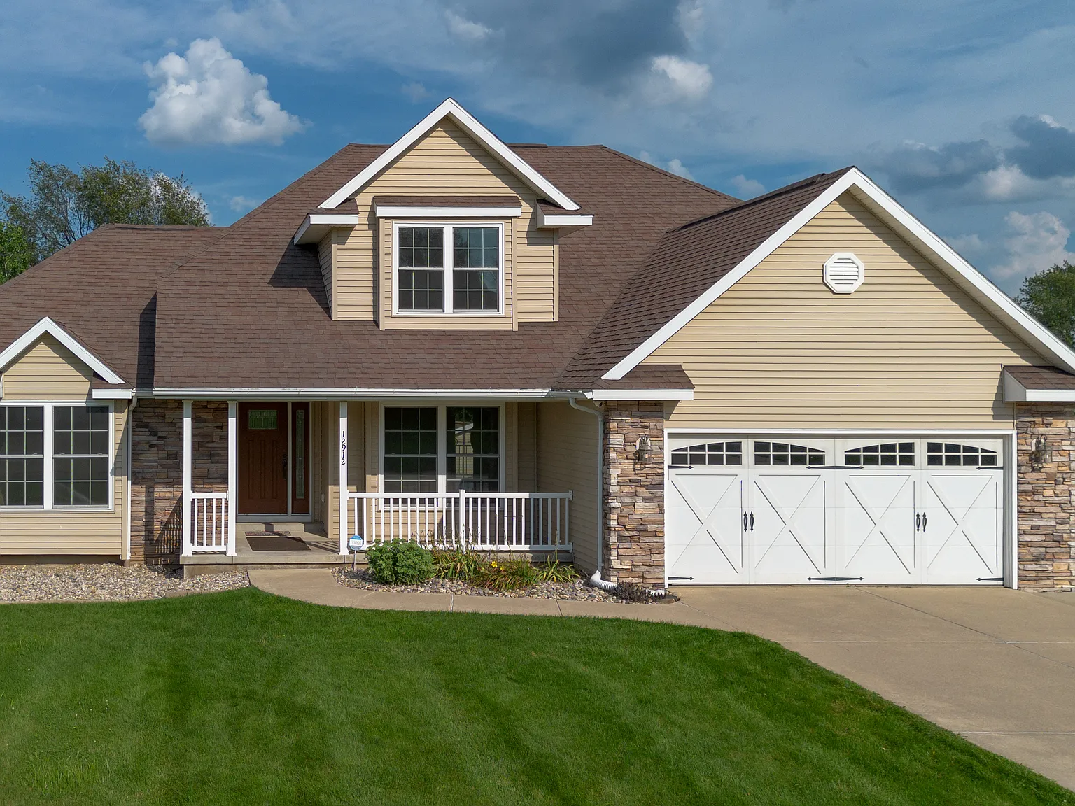 4 bed, 2.5 bath, 2800 sqft, $3,600 — Photo 2