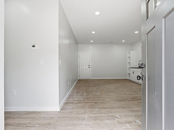 5th image of 48 Lily St