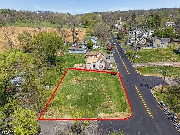 2nd image of 2 Maple Ln