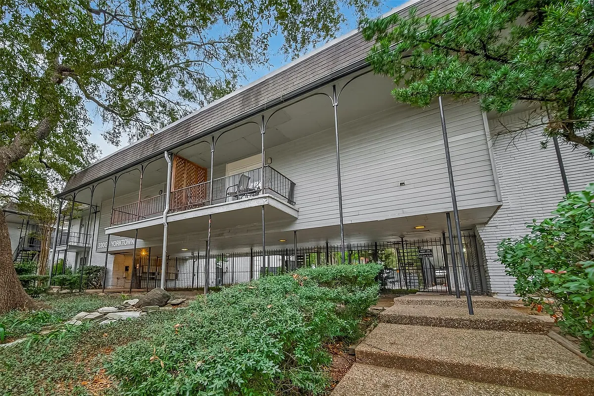 Building Photo - 3300 Yorktown St #15