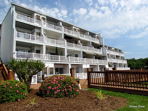 3rd image of 1089 Bluewater Dr Unit 402