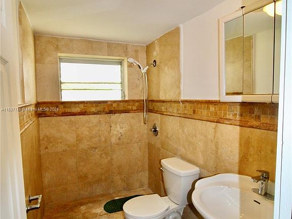 5th image of 1430 NE 170th St APT 122