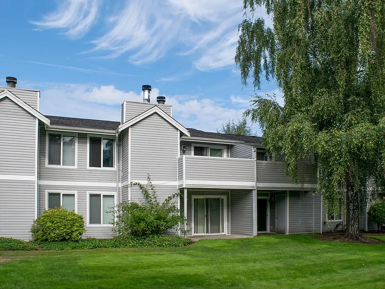 Crowne Pointe Apartments — Photo 1