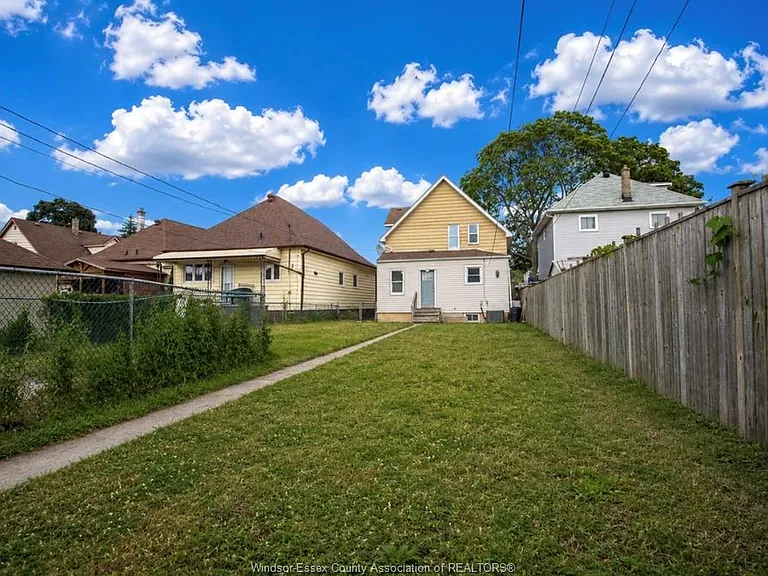859 Pierre Ave — Photo 17