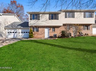 7 Tracey Ct, Howell, NJ 07731