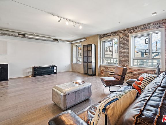 3rd image of 527 Molino St #308