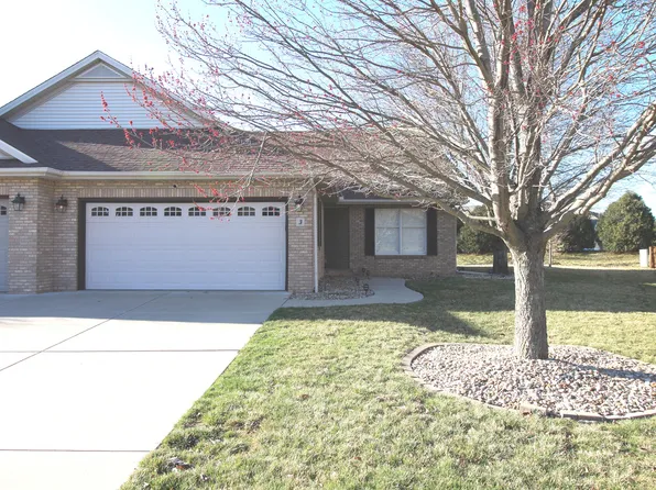 3 Lone Oak Ct, Bloomington, IL 61705