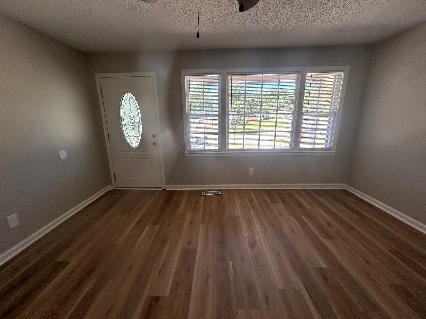 Charming 3-Bedroom Home Conveniently Located In Southeast Columbia! Brand New Countertops And Hva... — Photo 4