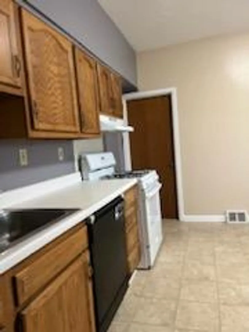 Mt Washington 2 Bedroom Duplex — Photo 3