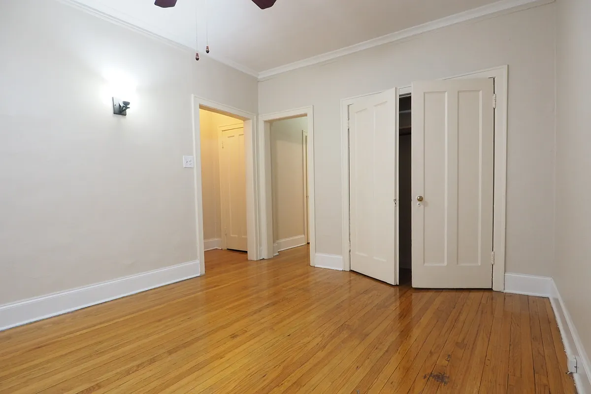 Building Photo - 4937 N Whipple St #2E