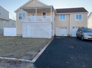 965 S 4th St, Lindenhurst, NY 11757