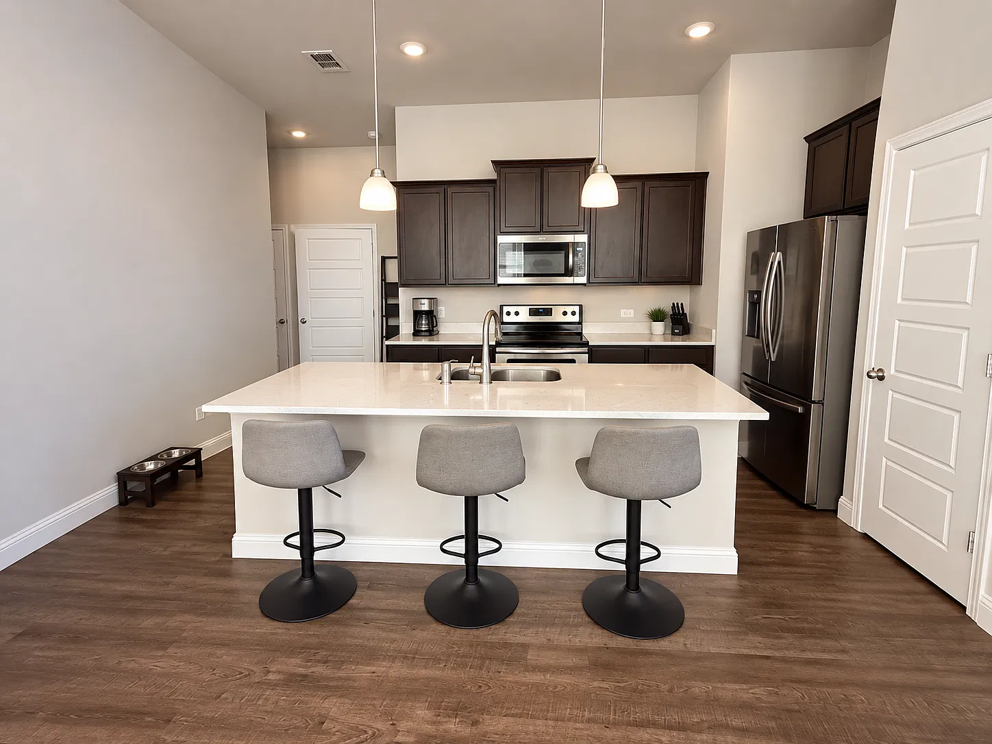 3 bed, 1857 sqft, $2,600 — Photo 1