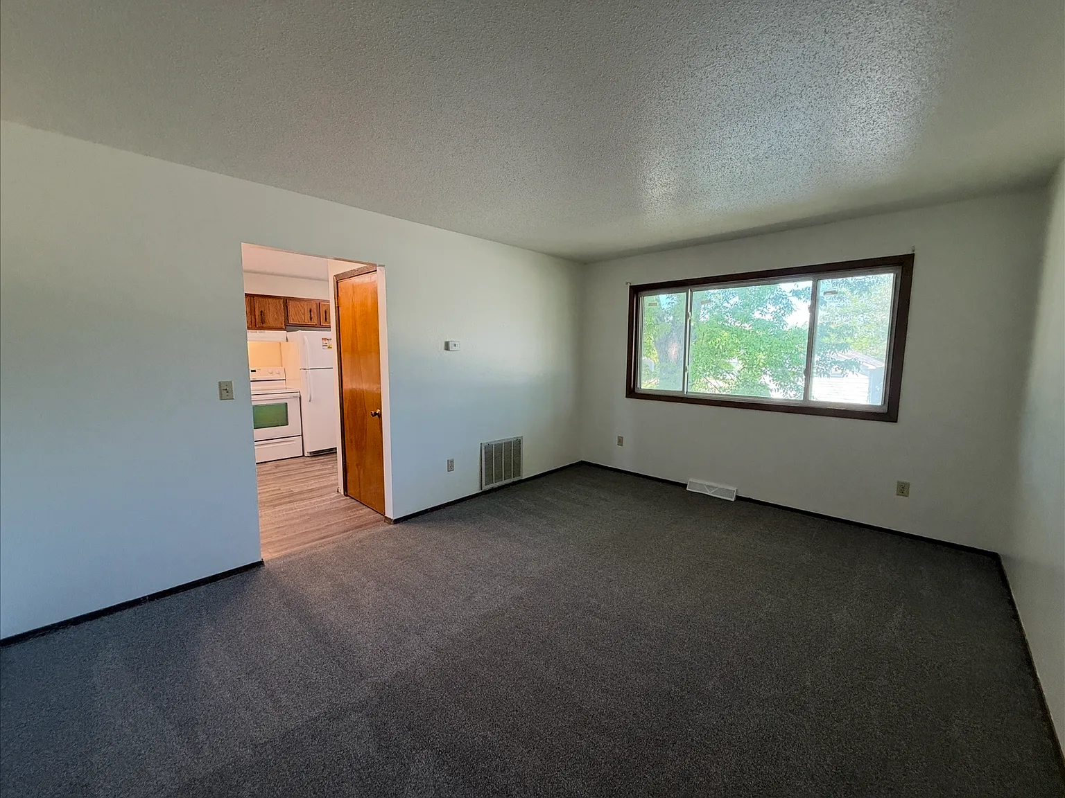 616 8th Avenue Northeast - 4 — Photo 4