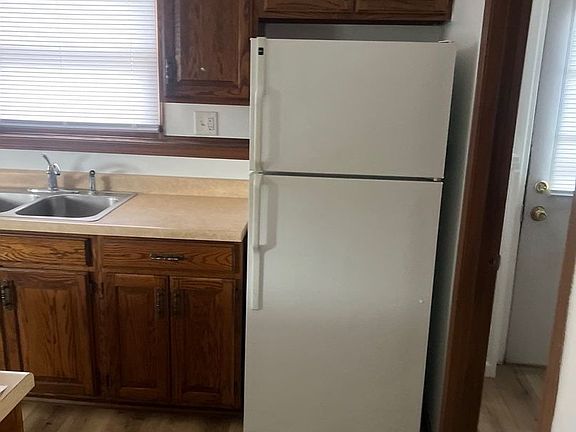 3rd image of 632 N Elmer St