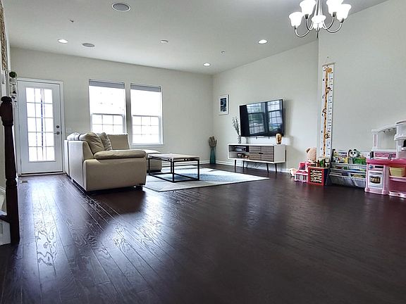 4th image of 111 Admiral Ln