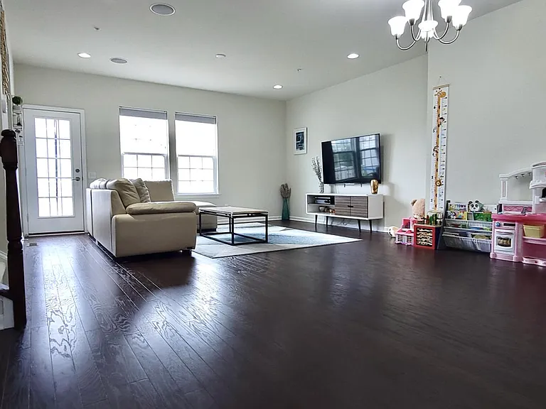 111 Admiral Ln — Photo 4