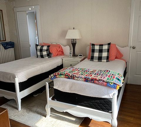 Note: twin beds have been swapped with 1 queen bed.