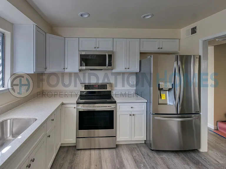 404 San Marin Dr — Photo 2