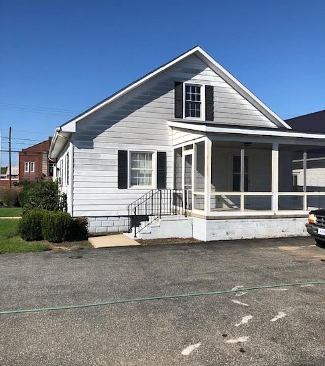 2nd image of 613 N Walnut St