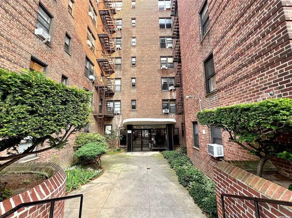 8360 Vietor Ave #2C, Elmhurst, NY 11373