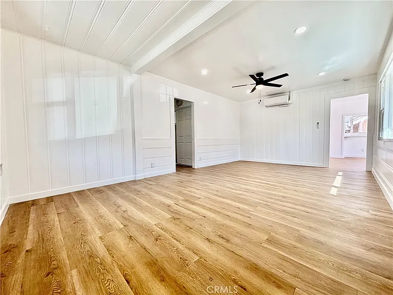 910 Acacia Ave — Photo 2